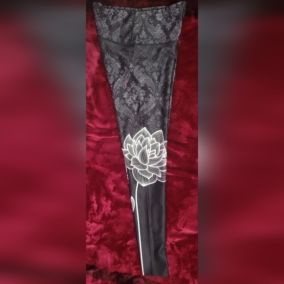 Lotus Legging - Picture 7 of 8